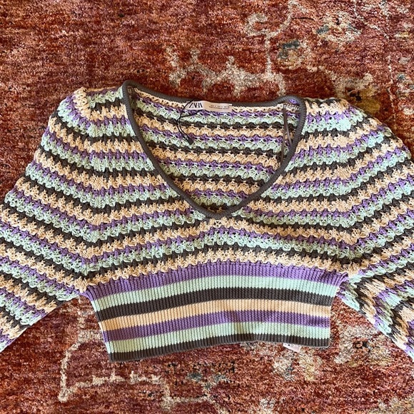 Small pastel colored top - Picture 3 of 5